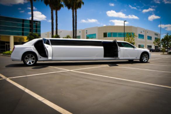 2014 Chrysler 300 - 140 Inch 5th Door Limousine for Sale in Irvine, CA - Photo 2