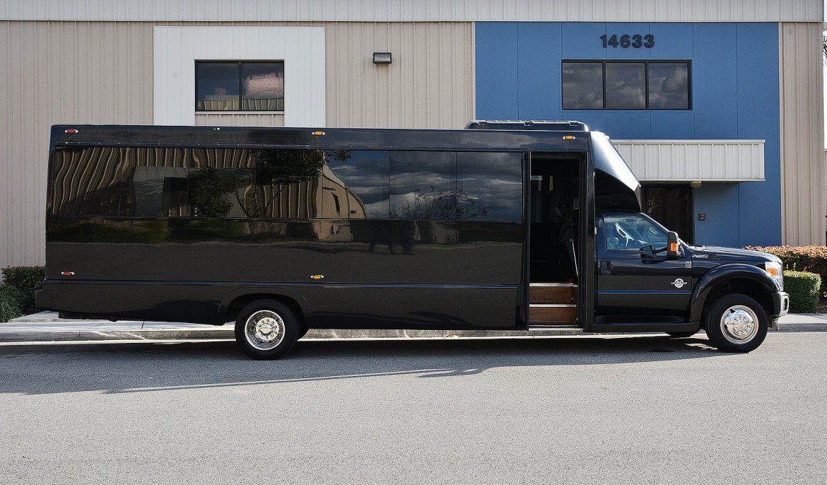 2013 Tiffany Ford F-550 Shuttle Bus - Photo 2
