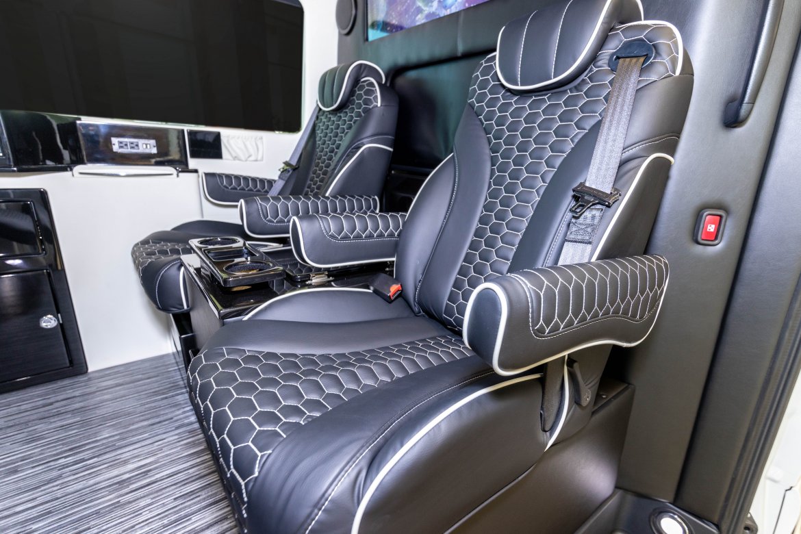 2022 Lcw Automotive  Mercedes-Benz Sprinter Sprinter 170” EXT - Photo 2