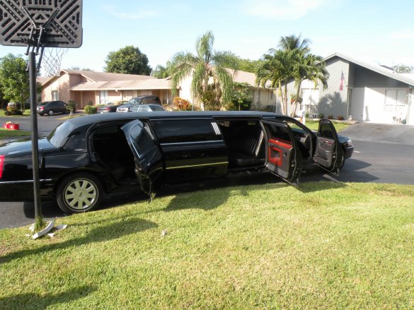2006 Lincoln stretch Limousine for Sale in Fort Lauderdale, FL - Main Photo