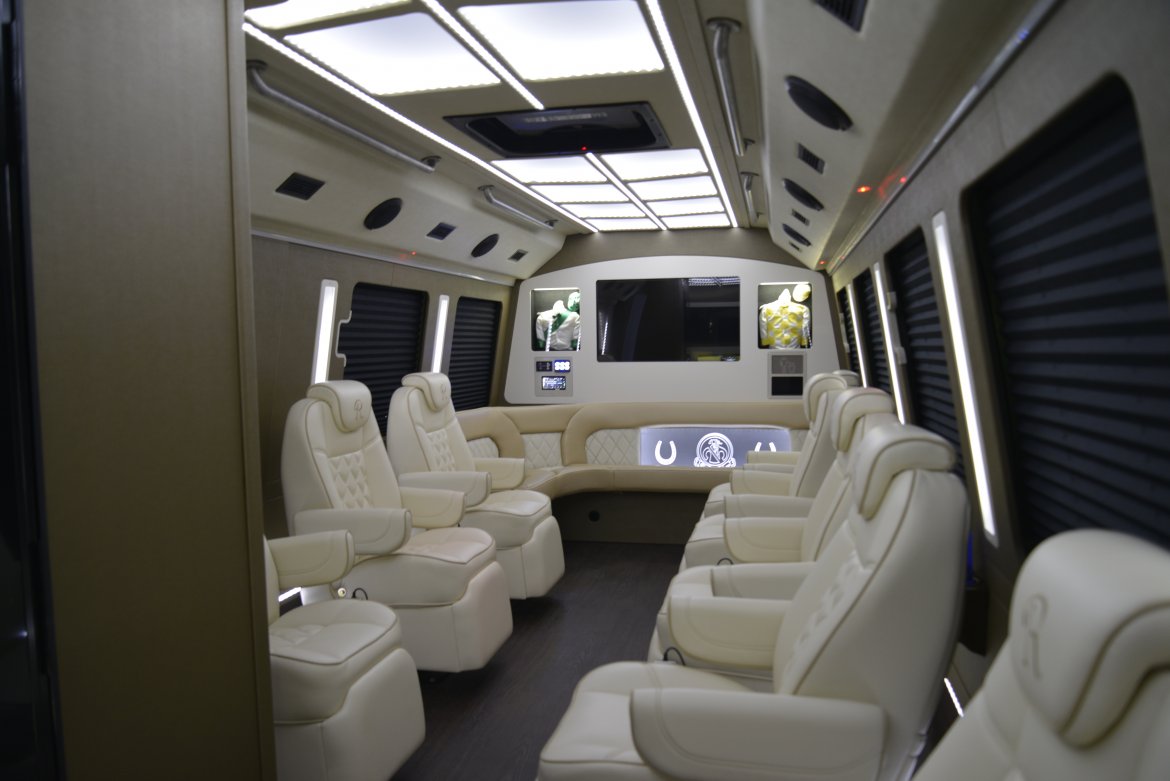 2022 LGE Coachworks Ford F-550 Private Limo Bus - Photo 3