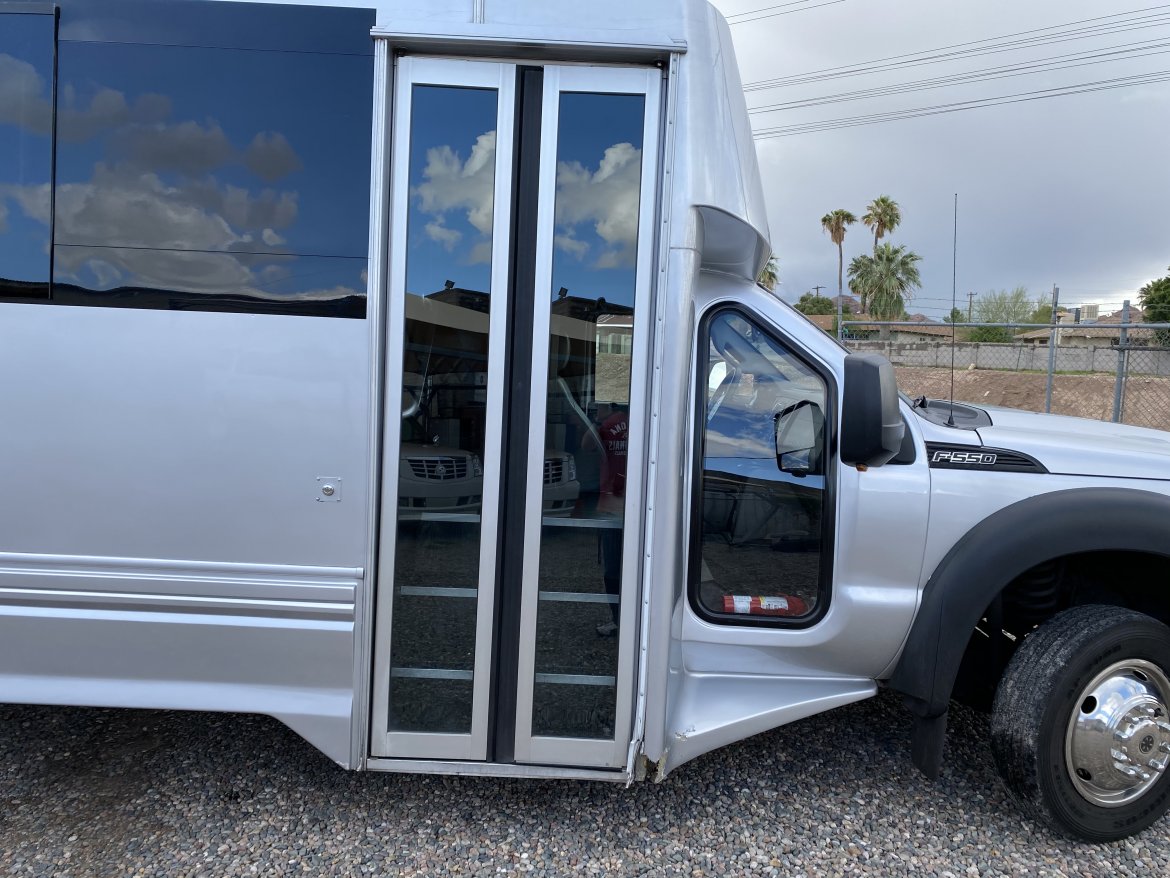 2016 LGE Coahworks Ford F550 Limo Bus - Photo 2