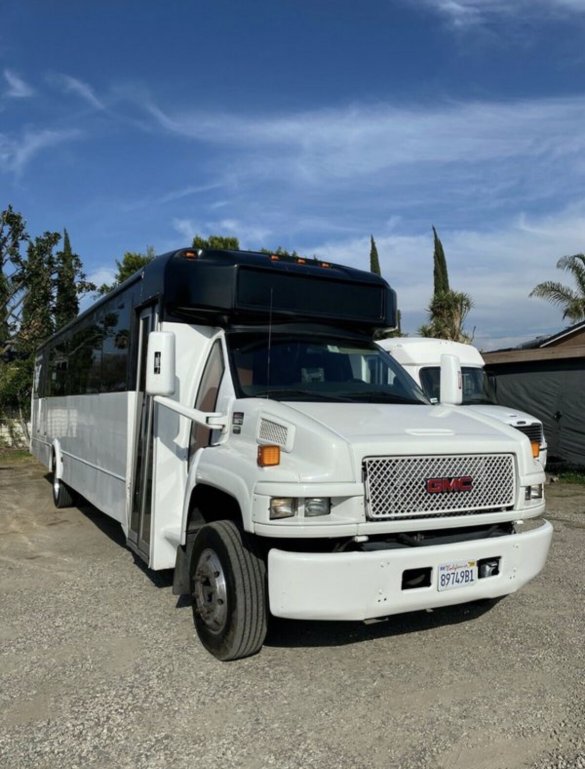 2006 GMC Chevy C5500 Durmax Diesel Limo Bus for Sale in Los Angeles, CA - Photo 2