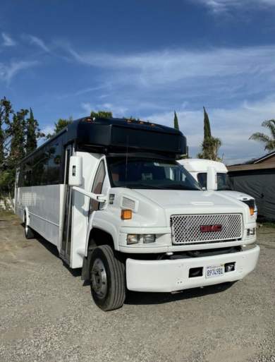 2006 GMC Chevy C5500 Durmax Diesel Limo Bus for Sale in Los Angeles, CA - Photo 2