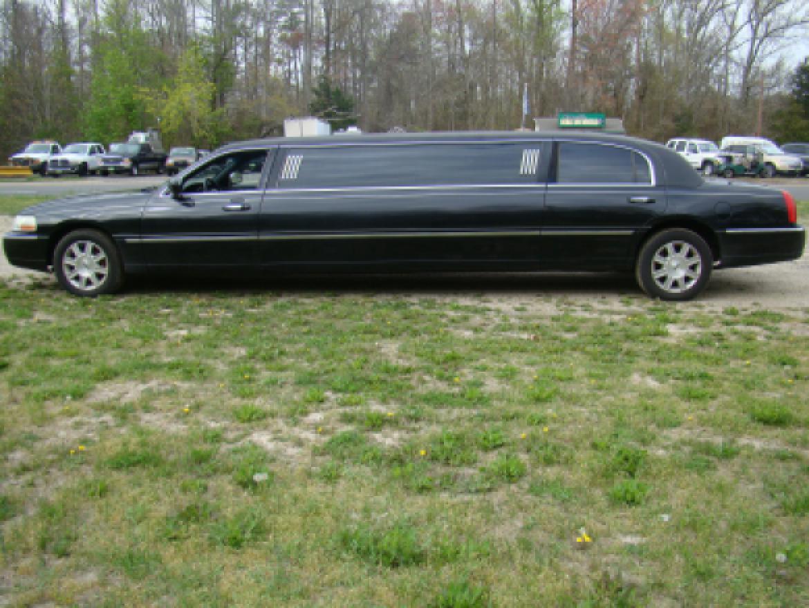 Photo of Limousine for sale: 2006 Lincoln Town Car Executive Limo 72&quot;