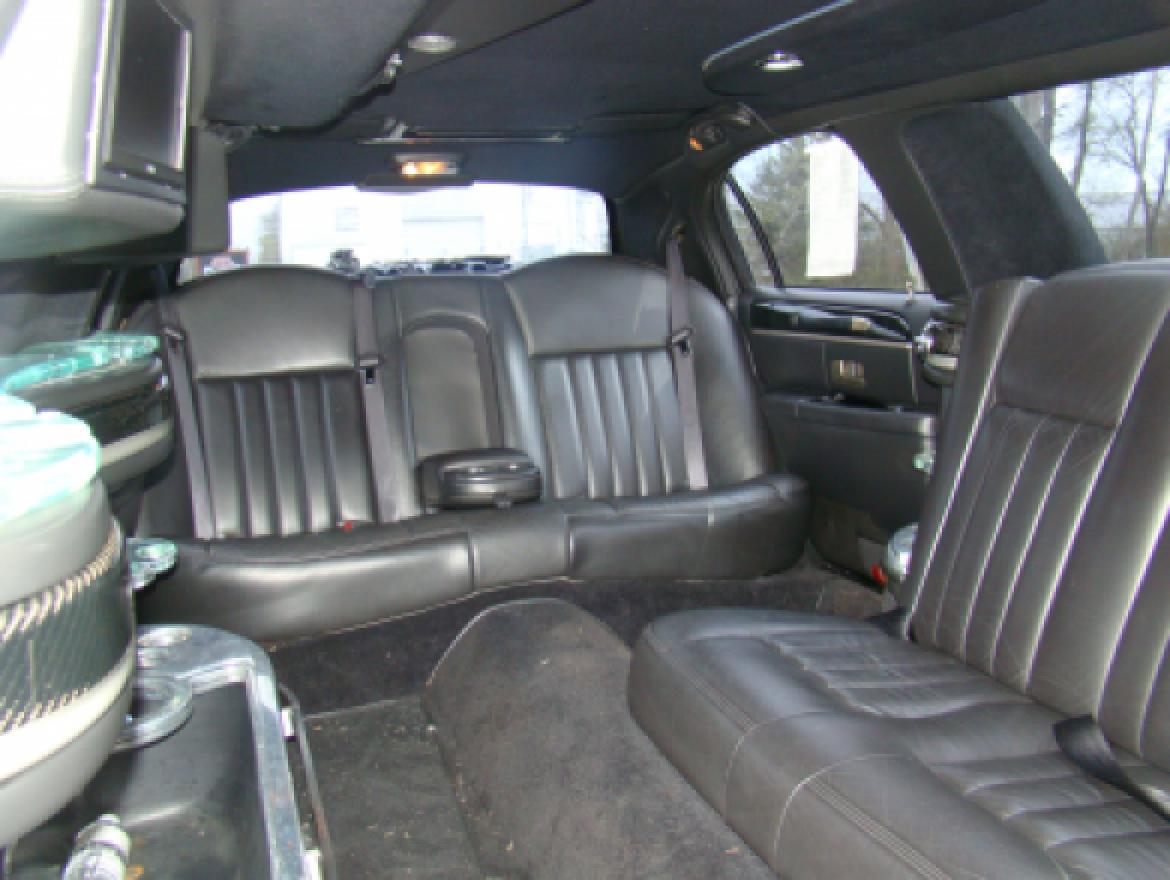 Photo of Limousine for sale: 2006 Lincoln Town Car Executive Limo 72&quot;