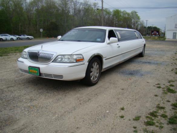 2004 Lincoln Town Car Executive Limo Limousine for Sale in Egg Harbor City, NJ - Main Photo
