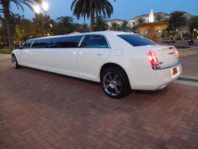2014 Chrysler 140 Limousine for Sale in Irvine, California, US - Photo 3