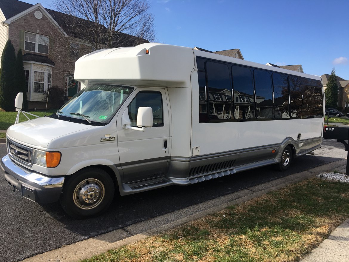 Limo Bus for sale: 2007 Ford E450 28&quot;
