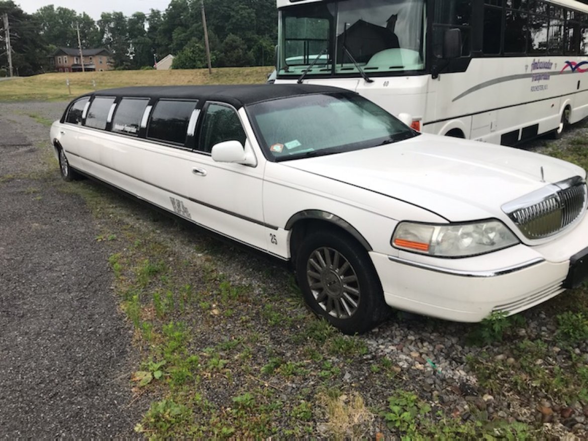 Limousine for sale: 2003 Lincoln town car 140" by poss. Royal