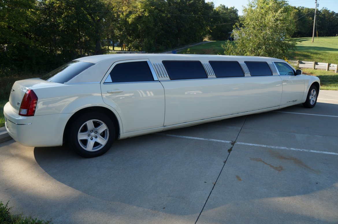 Limousine for Sale in Wentzville, MO - Photo 2