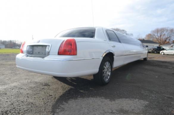 2007 Lincoln Town Car Limousine for Sale in North East, PA - Photo 2