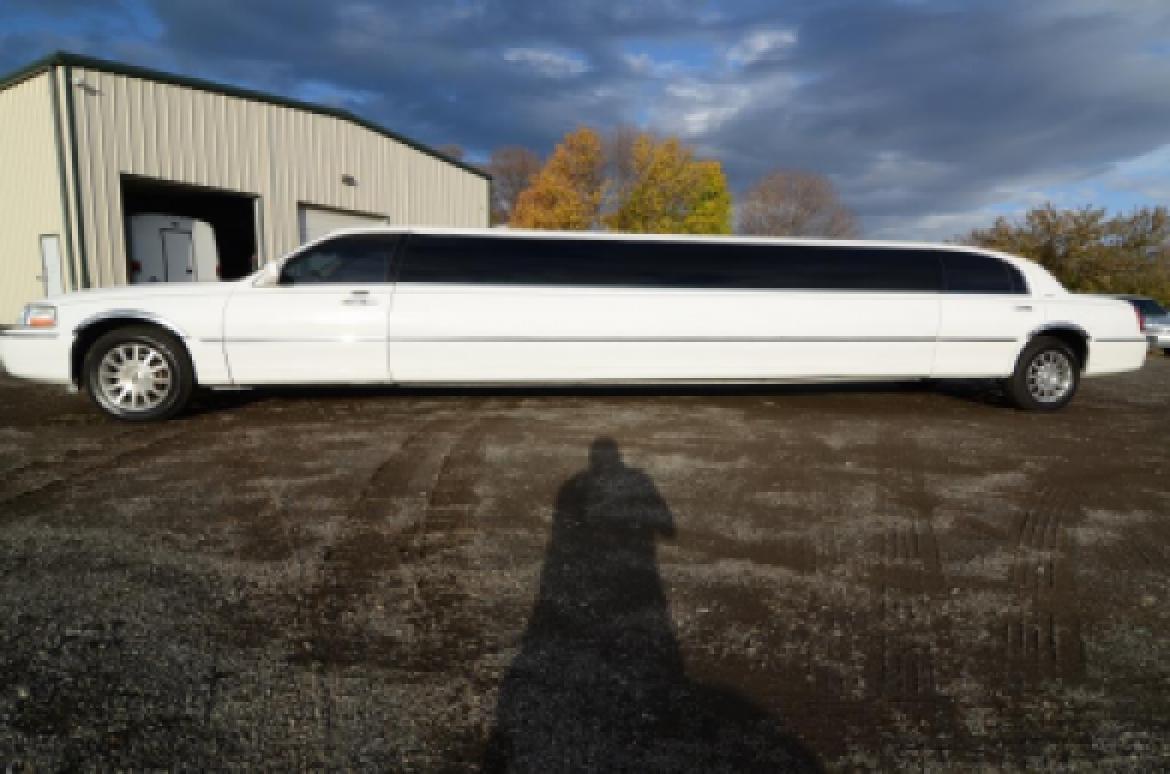 Photo of Limousine for sale: 2007 Lincoln Town Car 180" by Signature