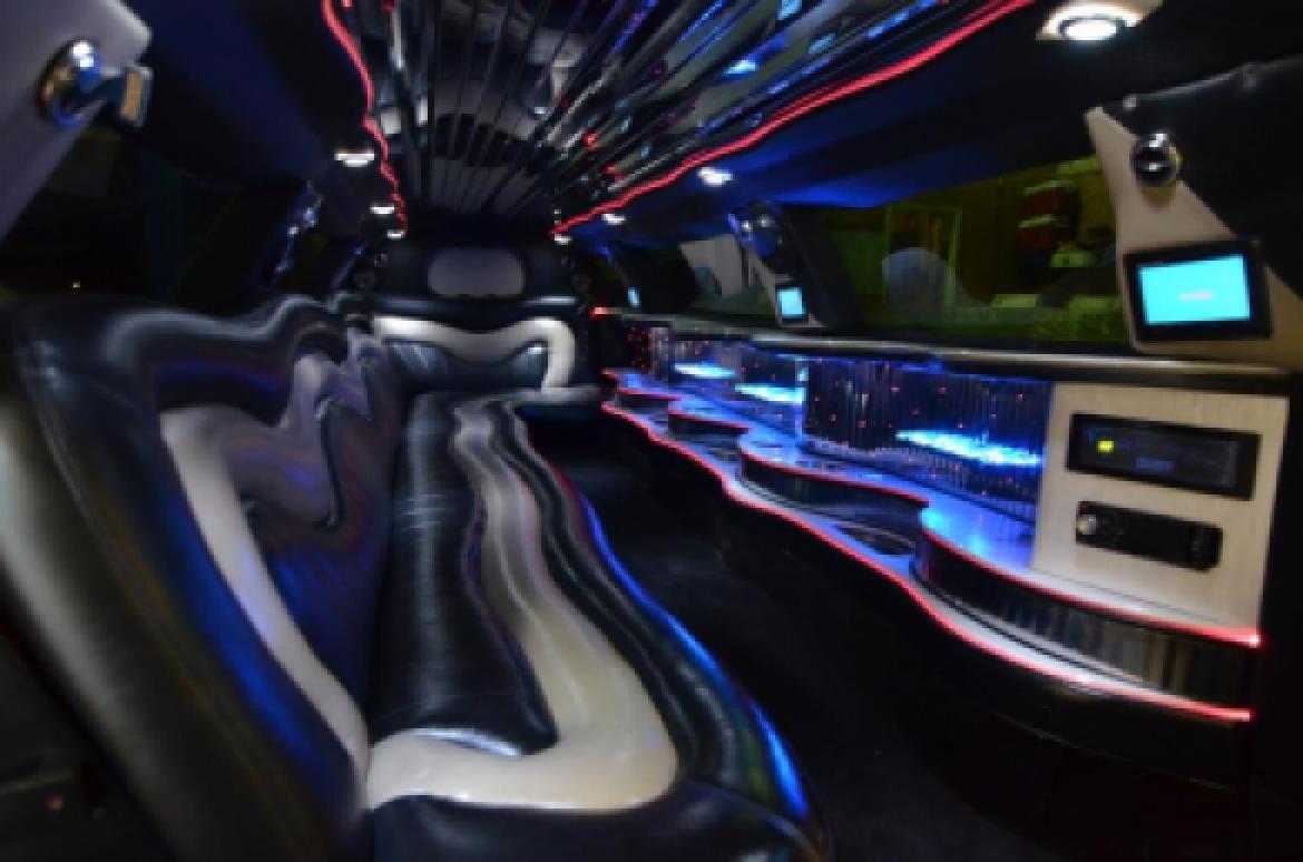 Photo of Limousine for sale: 2007 Lincoln Town Car 180" by Signature