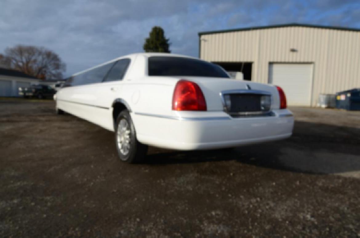 Photo of Limousine for sale: 2007 Lincoln Town Car 180" by Signature