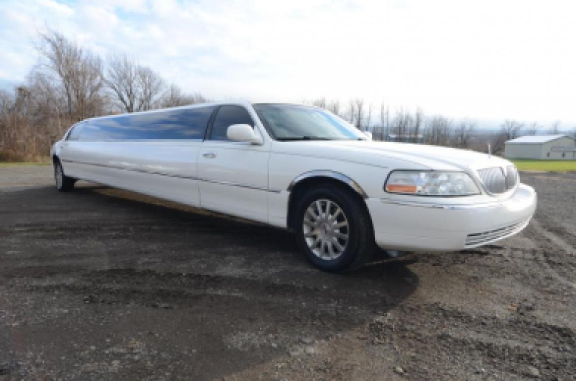 Photo of Limousine for sale: 2007 Lincoln Town Car 180" by Signature