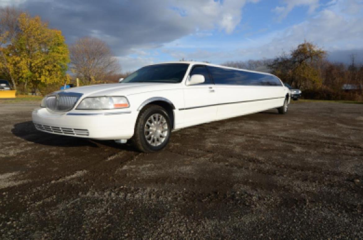 Photo of Limousine for sale: 2007 Lincoln Town Car 180" by Signature