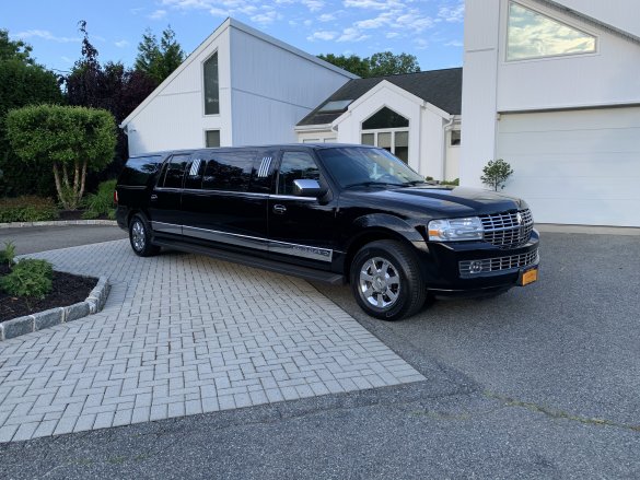 2007 Lincoln Navigator Limousine for Sale in ridge, NY - Main Photo