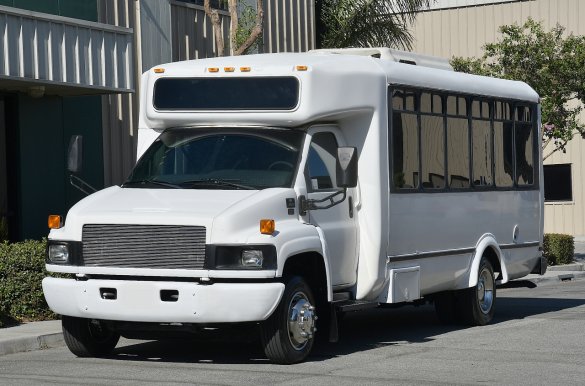 2004 Chevrolet 5500 Limo Bus for Sale in Fontana, CA - Photo 3
