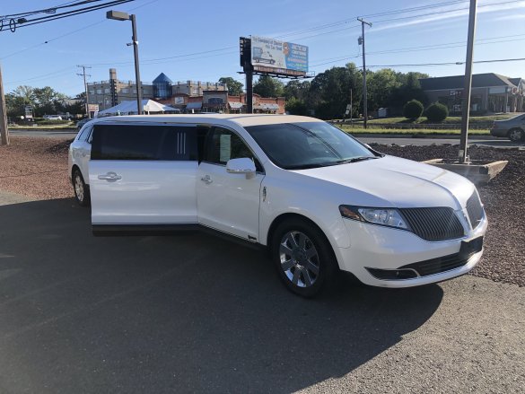 2014 Lincoln MKT 120 5thDoor Limousine for Sale in Morganville, NJ - Main Photo
