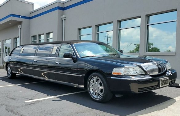 2007 Lincoln Town Car L Limousine for Sale in Lexington, KY - Main Photo