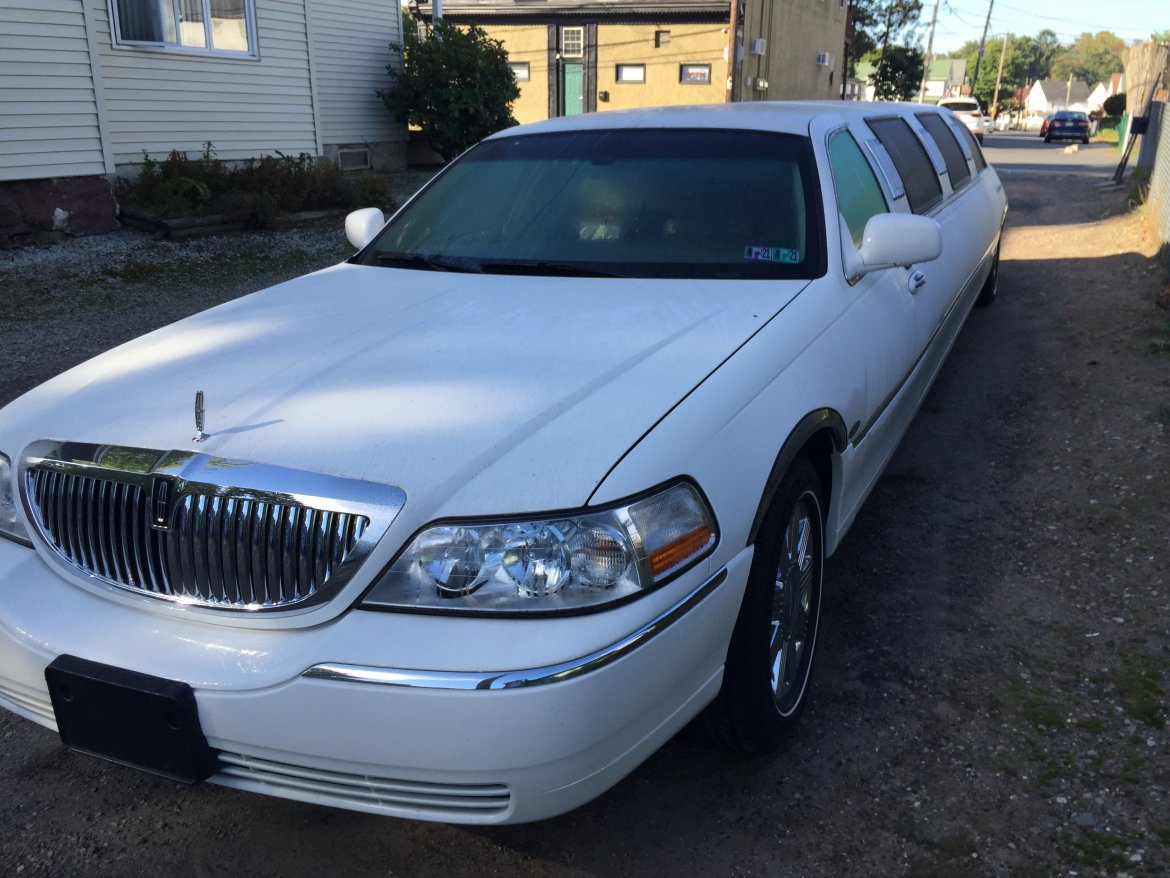 Limousine for sale: 2004 Lincoln town car stretch Limo by sringfield coach