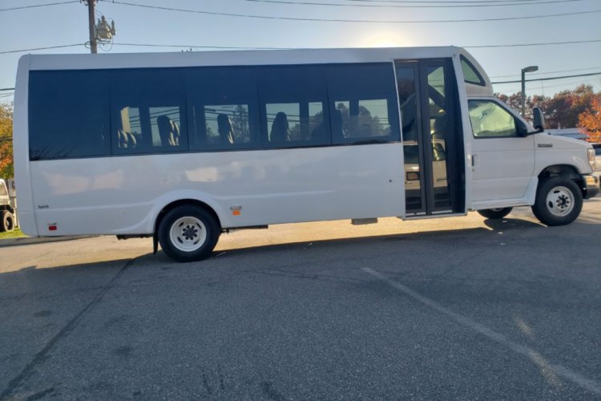 Executive Shuttle for sale: 2019 Ford 23 Pax w Lug by Federal