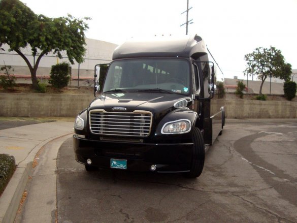 2017 Freightliner M2 106 Executive Shuttle for Sale in Carson, CA - Photo 3