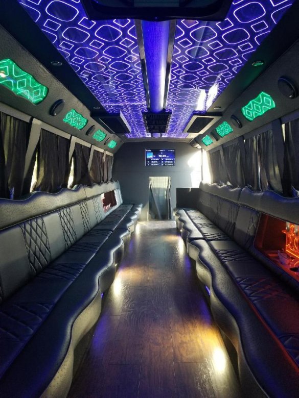 2008 International 3200 Limo Bus for Sale in North Hollywood, CA - Photo 2
