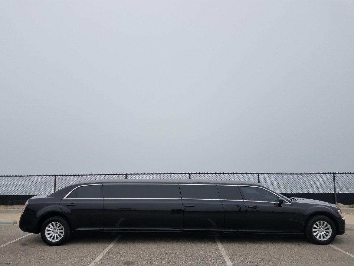 Limousine for sale: 2013 Chrysler 300