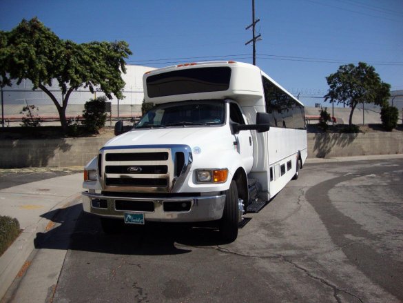 2015 Ford Defender F-650 Shuttle Bus for Sale in Carson, CA - Photo 3