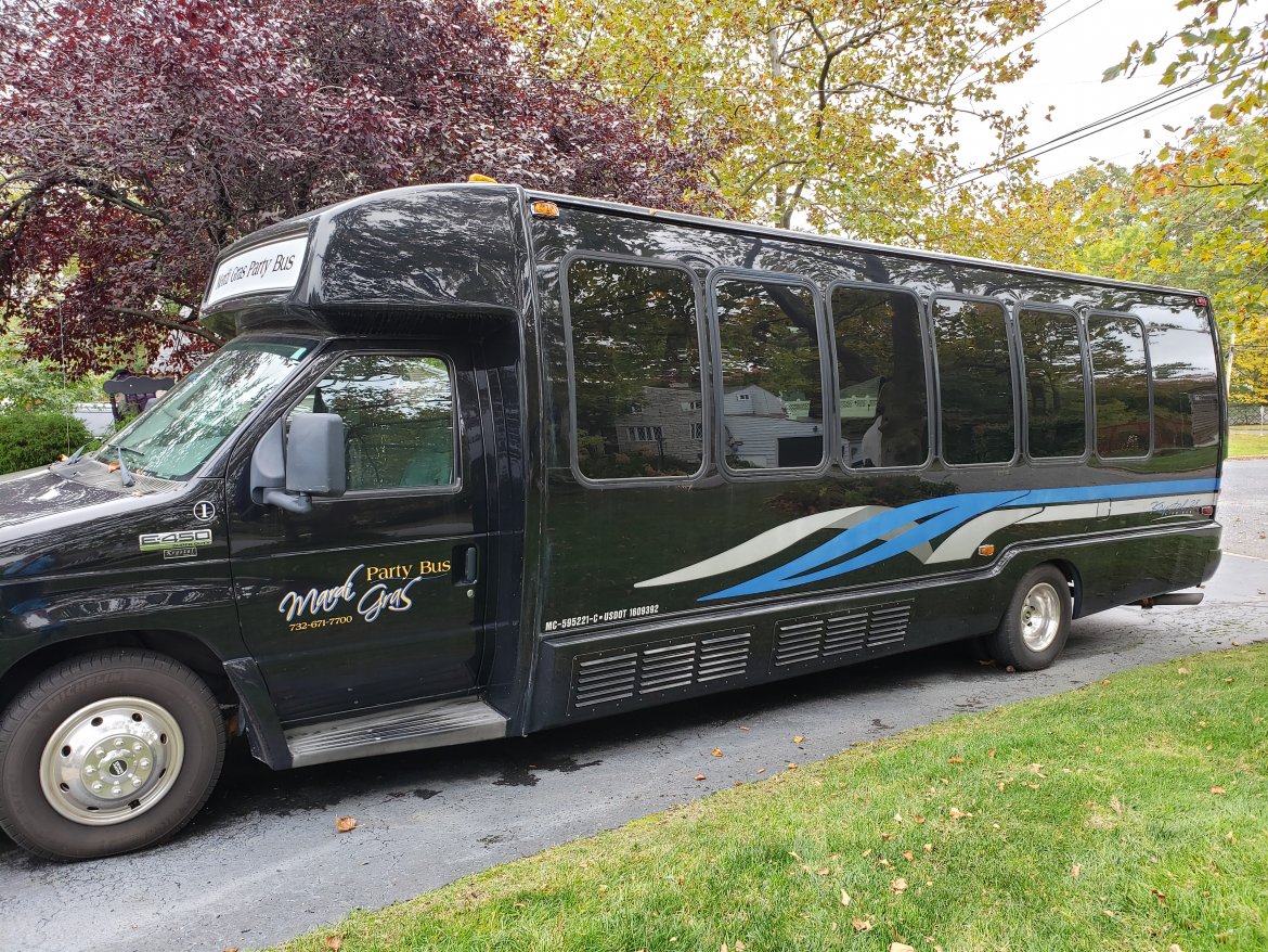 Limo Bus for sale: 2006 Ford Krystal Koach 14 Passenger Limo Bus 28&quot; by Krystal