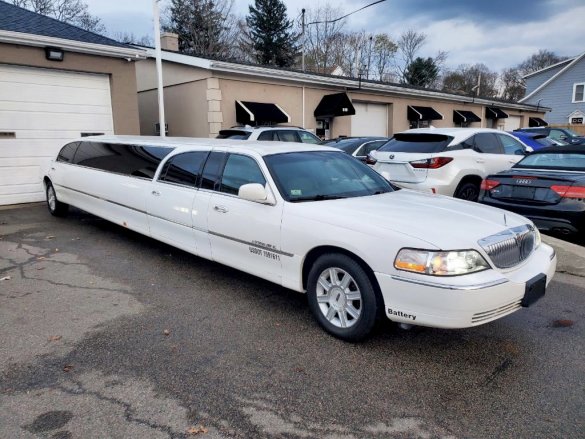 2008 Lincoln Town Car Stretch Limousine for Sale in North Attleboro, MA - Photo 2