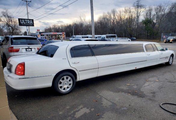 2008 Lincoln Town Car Stretch Limousine for Sale in North Attleboro, MA - Photo 3