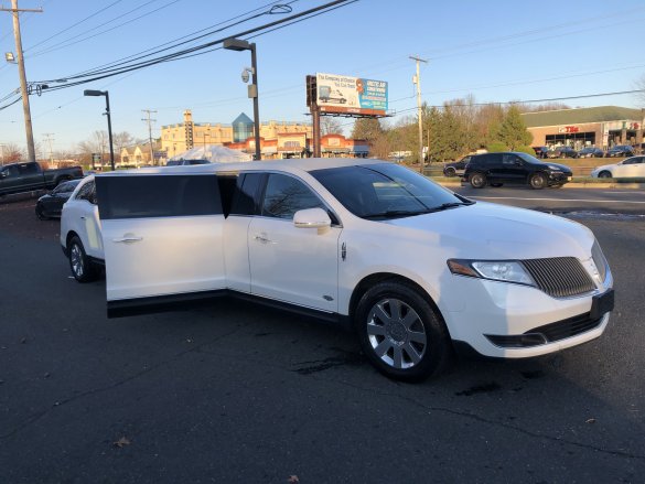 2013 Lincoln MKT 120 5th Door Limousine for Sale in Morganville, NJ - Main Photo