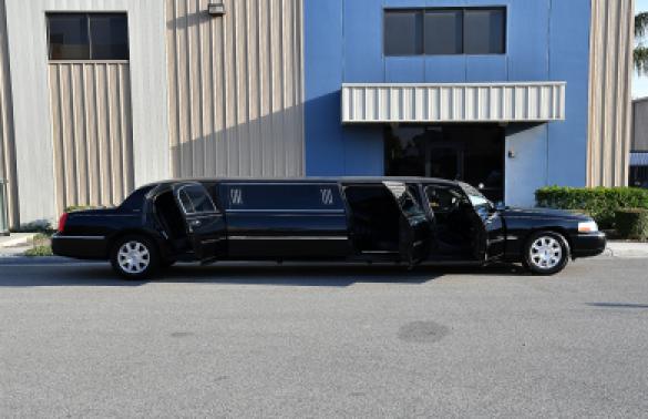 2010 Lincoln town car Limousine for Sale in Fontana, CA - Main Photo