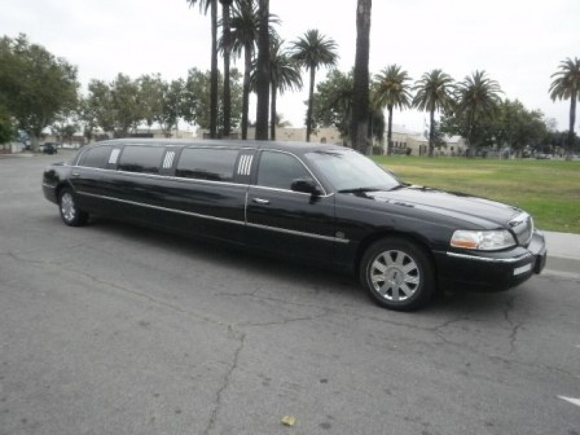 Limousine for sale: 2003 Lincoln towncar