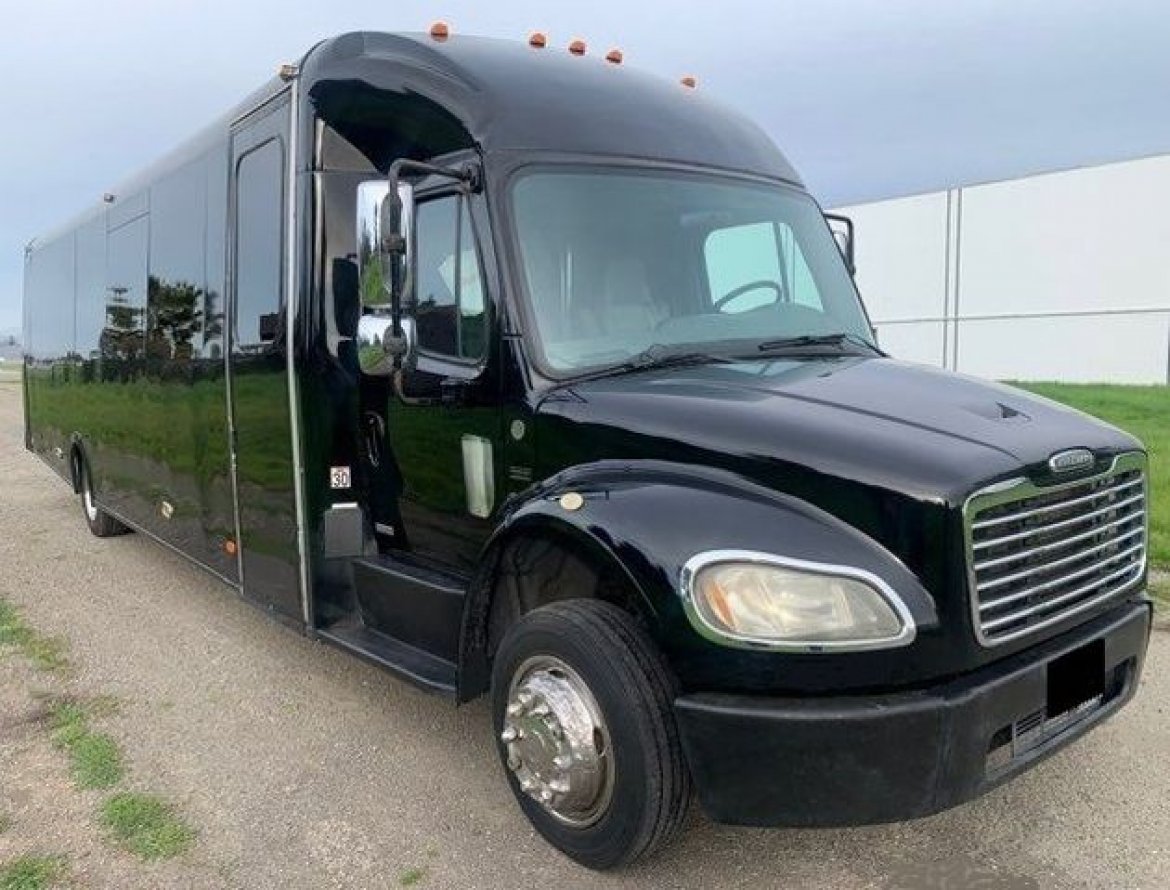 Limo Bus for sale: 2008 Freightliner M2 106 7.2L L6 Diesel 30-Passenger LimoCoach by Federal