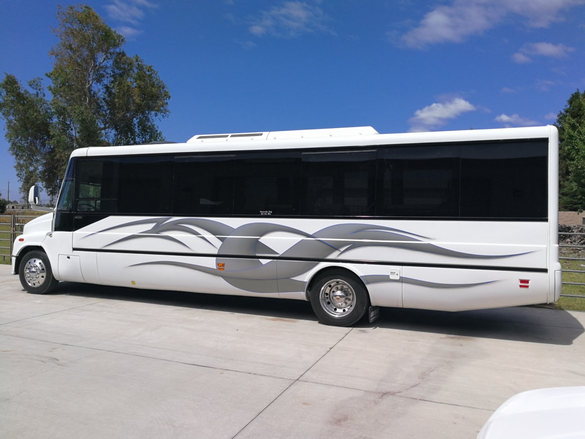Limo Bus for sale: 2006 Freightliner M1035