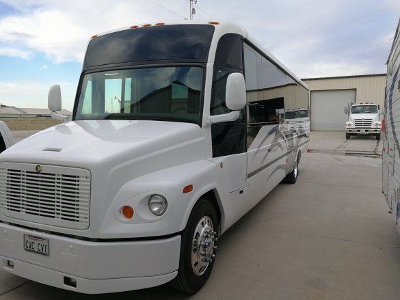 2006 Freightliner M1035 Limo Bus for Sale in Merced, CA - Photo 3