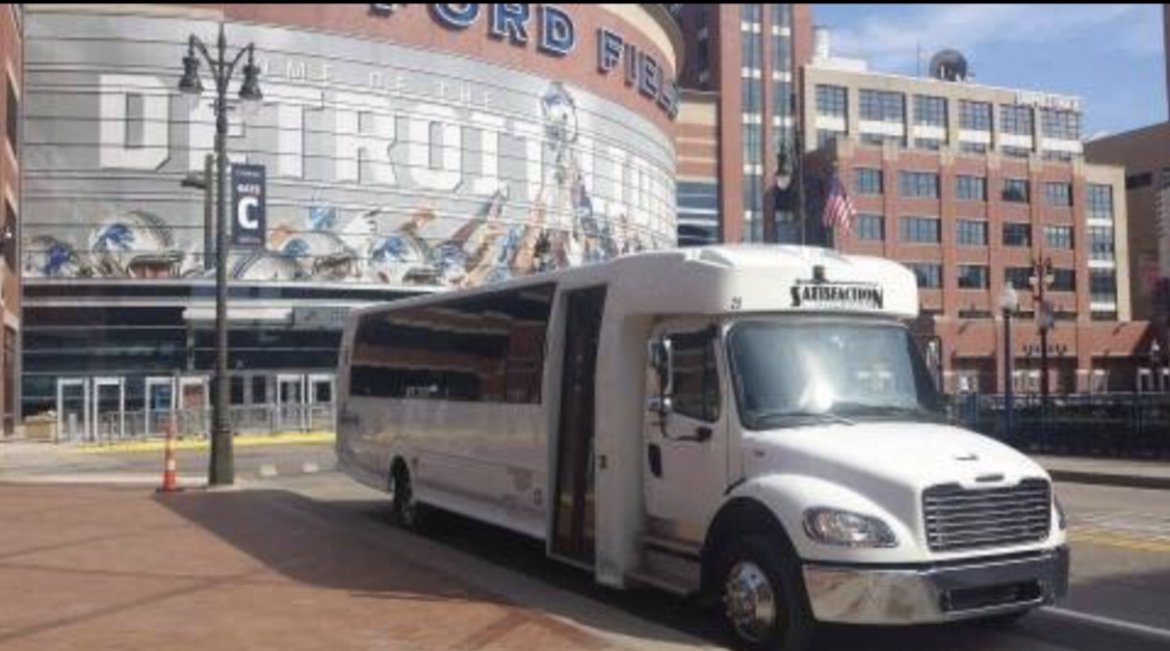 Limo Bus for Sale in Lenox, MI - Photo 7