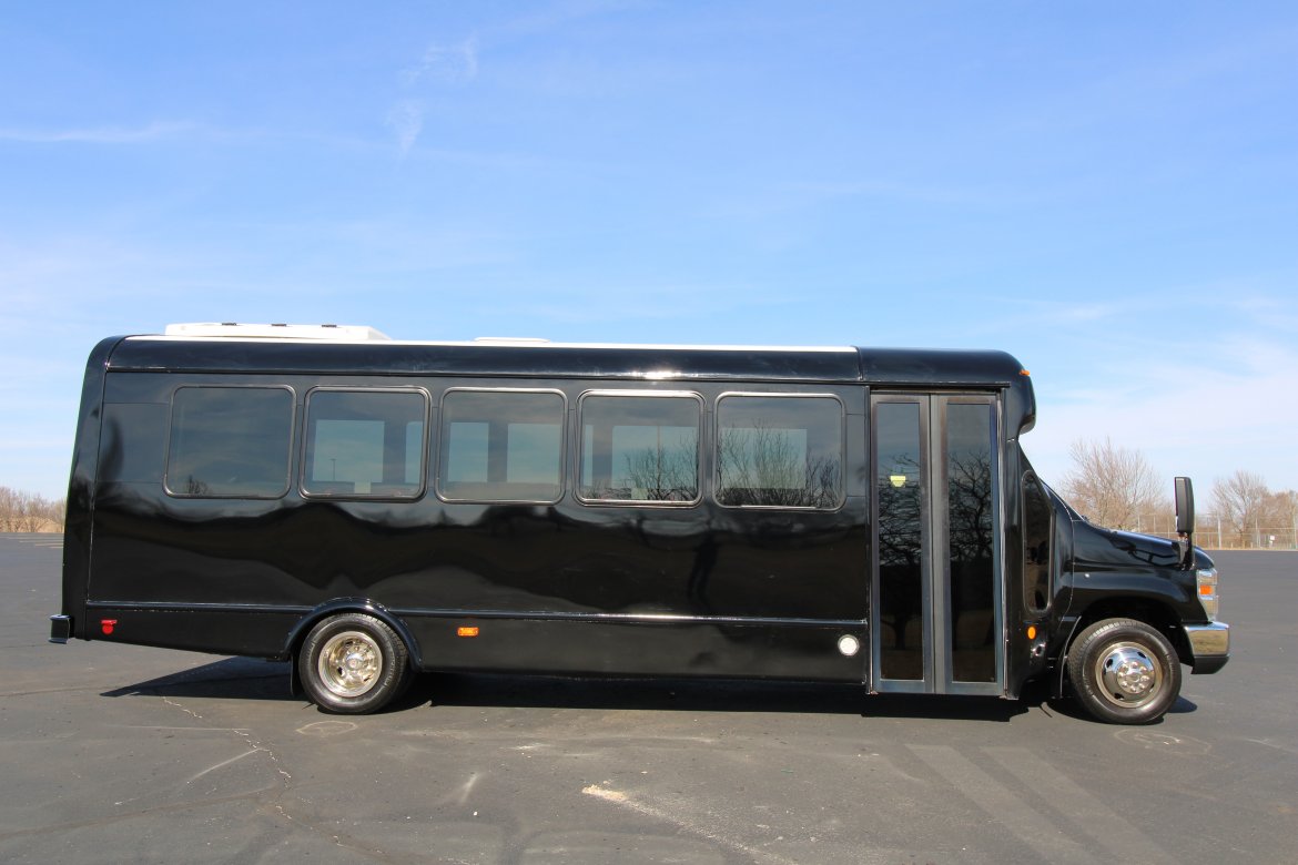 Limo Bus for Sale in Springfield, MO - Photo 2