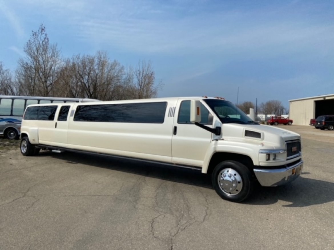 SUV Stretch for sale: 2005 GMC 5500 Stretch Limo by Pinnacle