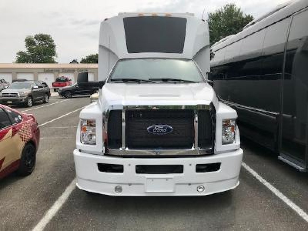 2019-22 Tiffany Coach Ford F650 Shuttle Bus - Photo 3