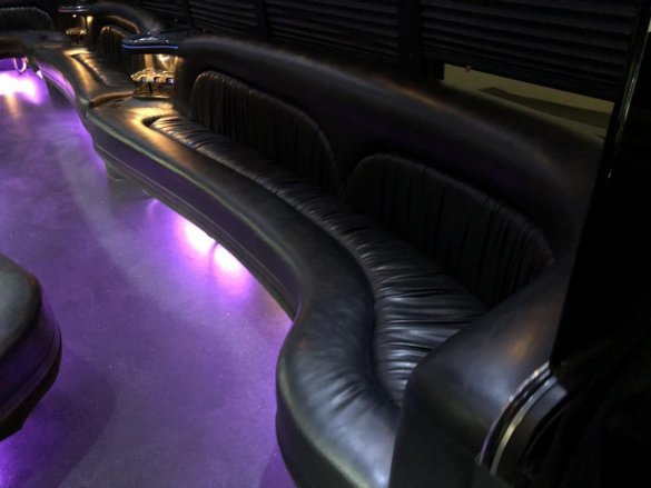 2007 International Krystal Limo Bus for Sale in RAVENNA, OH - Photo 2