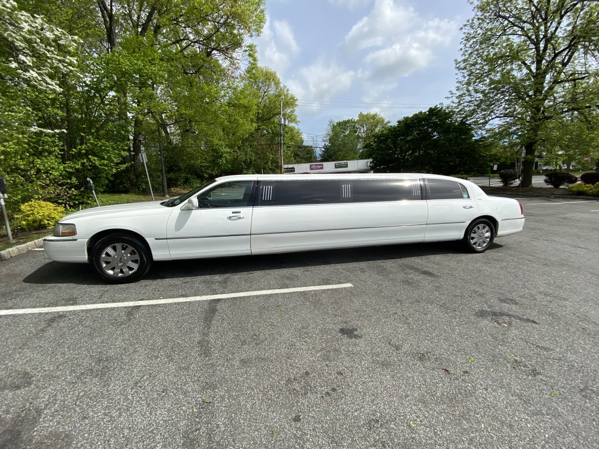 Limousine for sale: 2008 Lincoln Town Car 120&quot; by Executive Coach