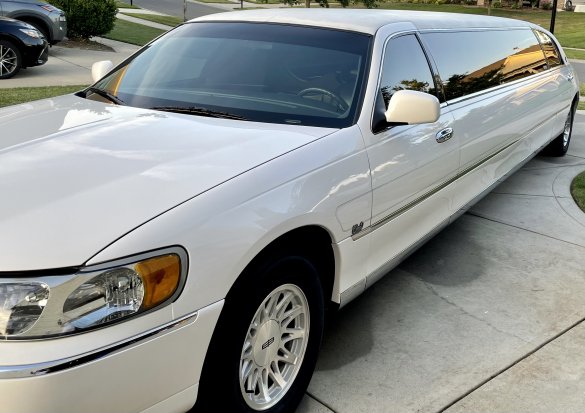 1999 Lincoln Excutive Town Car Limousine for Sale in Indian Trail, NC - Main Photo