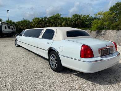 2006 Lincoln Town Car Limousine for Sale in Fort Myers, Florida, US - Photo 3