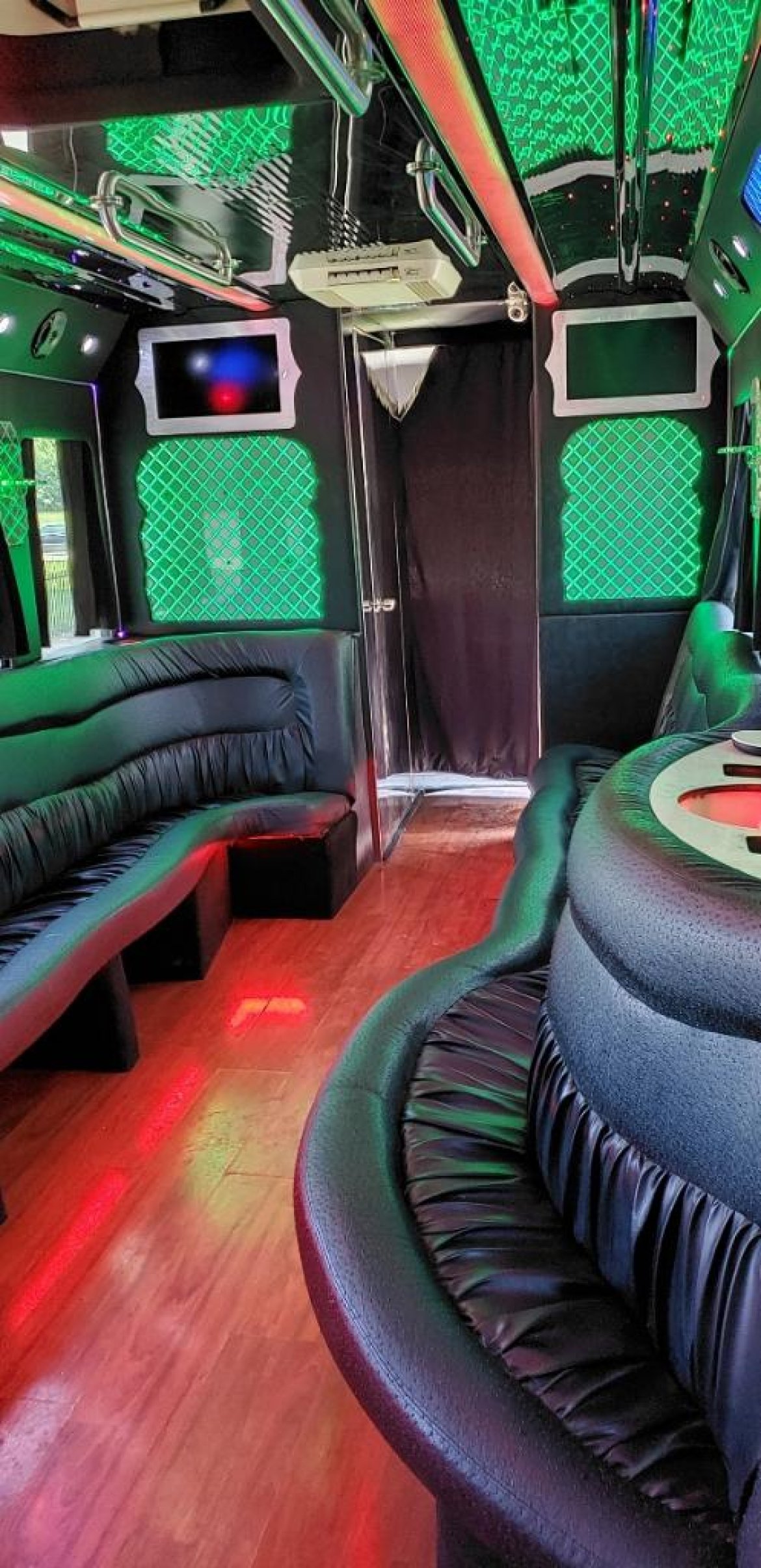 2010 CT works Coachmen Workhorse Limo Bus - Photo 3