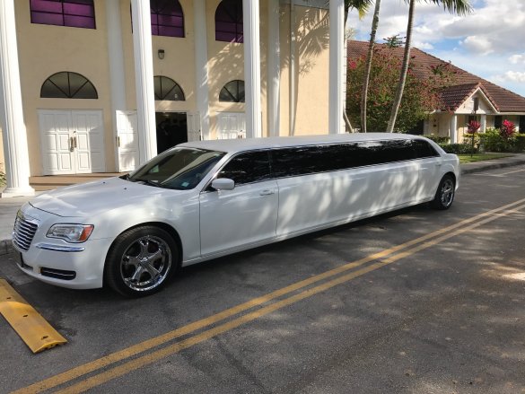 2013 Chrysler 300 Limousine for Sale in Pompano Beach, FL - Main Photo